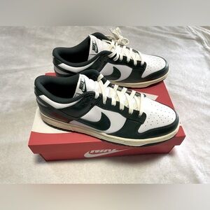 NIKE DUNK LOW. Color White/ Pro Green-Coconut Milk